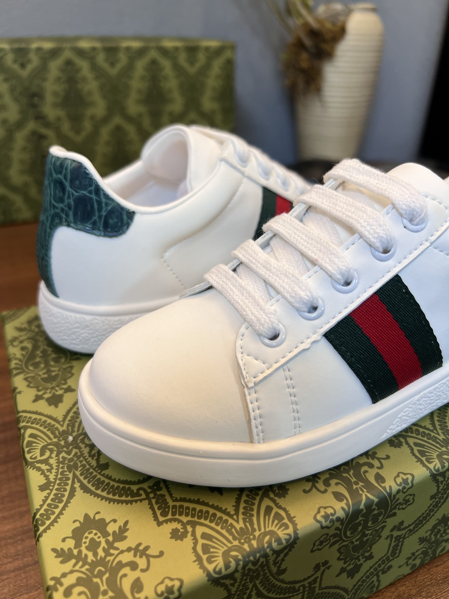 Children's shoes child
